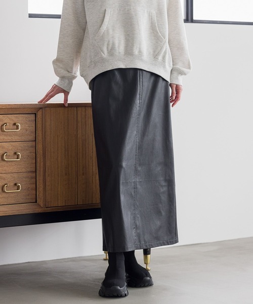 LAKOLE（ラコレ）の「エコレザーナロースカート / 989447（スカート・レディース・ブラック/グレイッシュベージュ・SMALL/MEDIUM）」の2枚目の写真