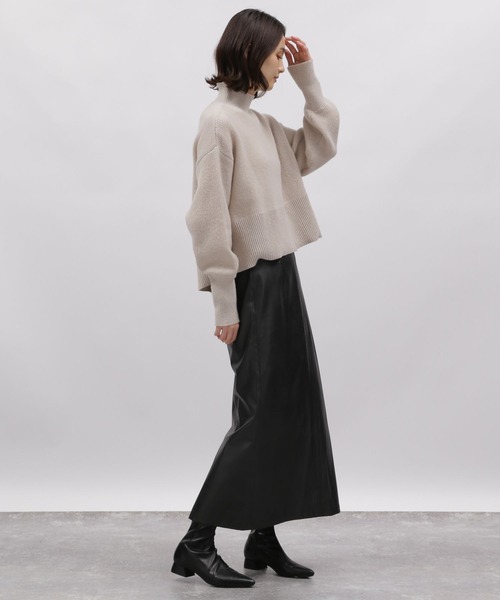 LAKOLE（ラコレ）の「エコレザーナロースカート / 989447（スカート・レディース・ブラック/グレイッシュベージュ・SMALL/MEDIUM）」の3枚目の写真