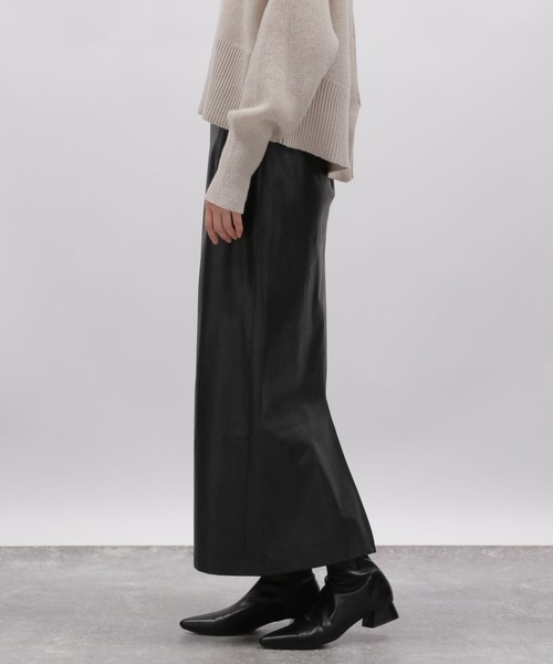 LAKOLE（ラコレ）の「エコレザーナロースカート / 989447（スカート・レディース・ブラック/グレイッシュベージュ・SMALL/MEDIUM）」の5枚目の写真