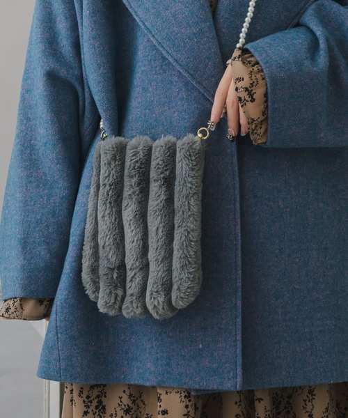 KATHARINE ROSS（キャサリンロス）の「【KATHARINE ROSS】WEB限定 パールチェーンエコファーポシェット（ショルダーバッグ・レディース・ピンク/グレー/グレイッシュベージュ/ミント・MEDIUM）」の2枚目の写真