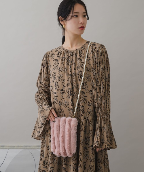 KATHARINE ROSS（キャサリンロス）の「【KATHARINE ROSS】WEB限定 パールチェーンエコファーポシェット（ショルダーバッグ・レディース・ピンク/グレー/グレイッシュベージュ/ミント・MEDIUM）」の9枚目の写真