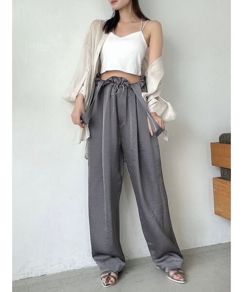 dazzlin（ダズリン）の「【WEB限定】サス付サテンテーパードパンツ（その他パンツ・レディース・グレー/カーキ/ベージュ・SMALL/MEDIUM）」の2枚目の写真