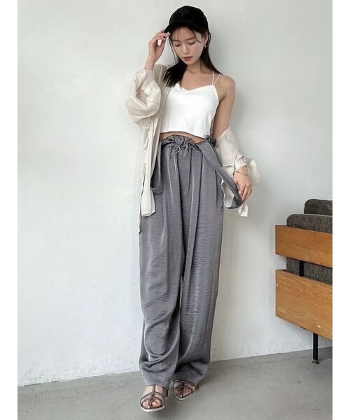 dazzlin（ダズリン）の「【WEB限定】サス付サテンテーパードパンツ（その他パンツ・レディース・グレー/カーキ/ベージュ・SMALL/MEDIUM）」の5枚目の写真