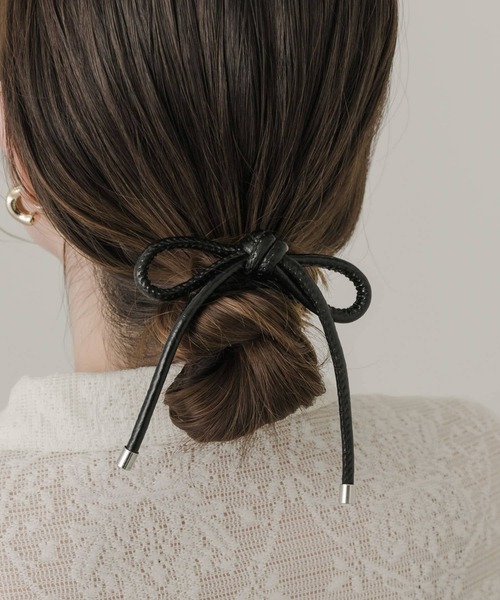 SMELLY(スメリー)の「フェイクレザーリボンポニー(ヘアゴム・レディース・ブラック・-)」の2枚目の写真