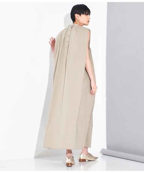 Settimissimo（セッティミッシモ）の「タックショルダー スタンドカラー ワンピース（ワンピース・レディース・ブルー/グレイッシュベージュ・FREE）」の7枚目の写真