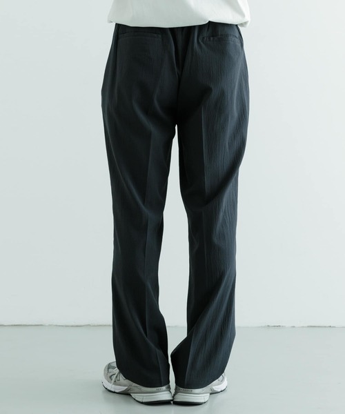 ITEMS URBANRESEARCH（アイテムズ アーバンリサーチ）の「『セットアップ対応』ヨウリュウ 1-tuck テーパード パンツ（その他パンツ・メンズ・ブラック/ネイビー/ブラウン・MEDIUM/LARGE）」の5枚目の写真