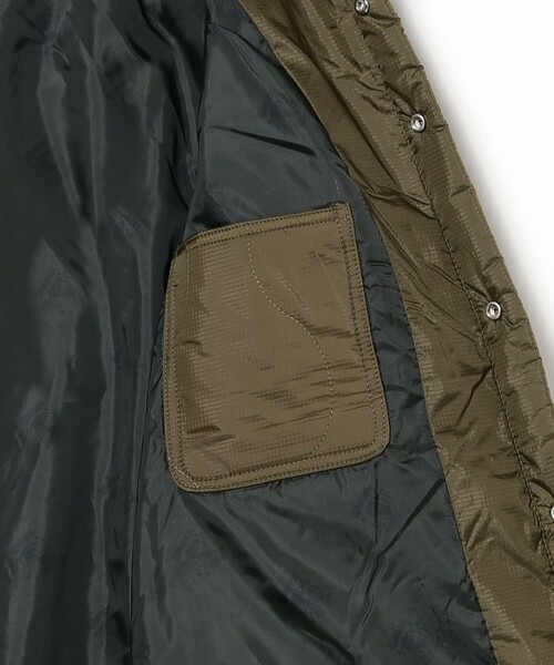 UNIVERSAL OVERALL(ユニバーサルオーバーオール)の「UNIVERSAL OVERALL / 別注 キルティング カバーコーチ ジャケット 24FW(ブルゾン・メンズ・オリーブ/ブラック・X-LARGE/LARGE/MEDIUM/SMALL)」の8枚目の写真