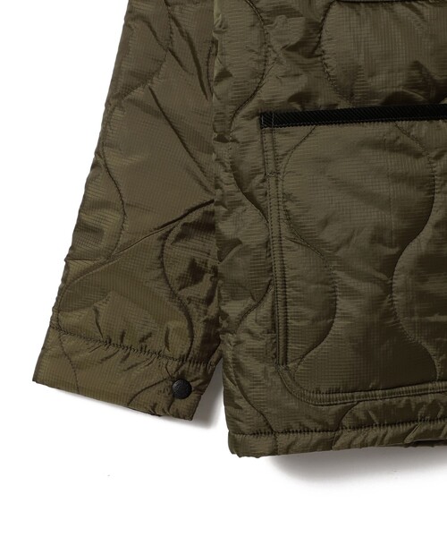 UNIVERSAL OVERALL(ユニバーサルオーバーオール)の「UNIVERSAL OVERALL / 別注 キルティング カバーコーチ ジャケット 24FW(ブルゾン・メンズ・オリーブ/ブラック・X-LARGE/LARGE/MEDIUM/SMALL)」の4枚目の写真