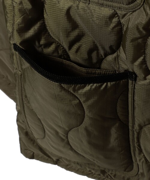 UNIVERSAL OVERALL(ユニバーサルオーバーオール)の「UNIVERSAL OVERALL / 別注 キルティング カバーコーチ ジャケット 24FW(ブルゾン・メンズ・オリーブ/ブラック・X-LARGE/LARGE/MEDIUM/SMALL)」の3枚目の写真