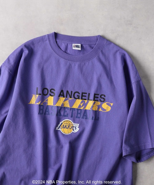 NBA（エヌビーエー）の「【NBA】別注チームロゴTシャツ（Tシャツ/カットソー・メンズ・ホワイト×イエロー/ブルー/グリーン/ベージュ/パープル/グレー/ホワイト/ブラック・M/L/XL）」の8枚目の写真