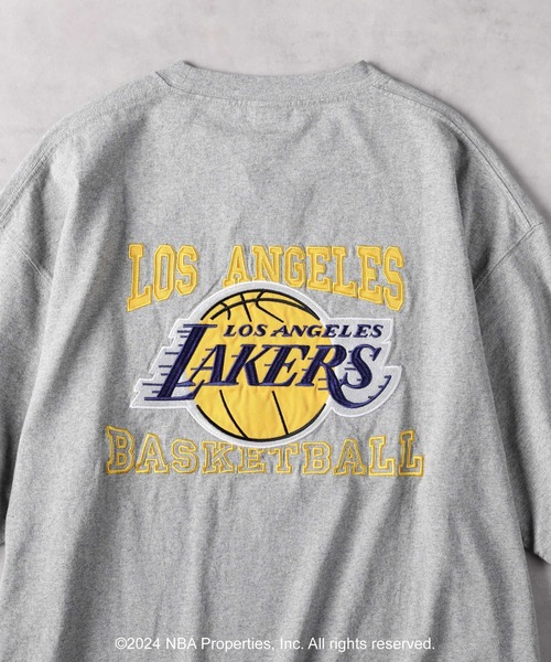NBA（エヌビーエー）の「【NBA】別注チームロゴTシャツ（Tシャツ/カットソー・メンズ・ホワイト×イエロー/ブルー/グリーン/ベージュ/パープル/グレー/ホワイト/ブラック・M/L/XL）」の4枚目の写真