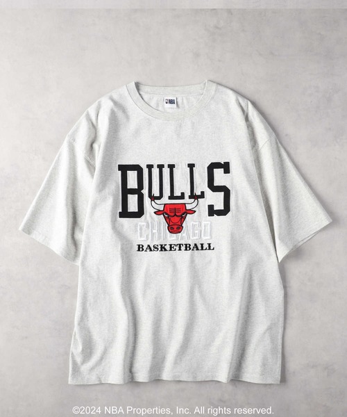 NBA（エヌビーエー）の「【NBA】別注チームロゴTシャツ（Tシャツ/カットソー・メンズ・ホワイト×イエロー/ブルー/グリーン/ベージュ/パープル/グレー/ホワイト/ブラック・M/L/XL）」の17枚目の写真