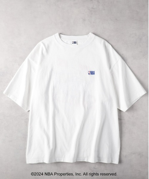 NBA（エヌビーエー）の「【NBA】別注チームロゴTシャツ（Tシャツ/カットソー・メンズ・ホワイト×イエロー/ブルー/グリーン/ベージュ/パープル/グレー/ホワイト/ブラック・M/L/XL）」の9枚目の写真