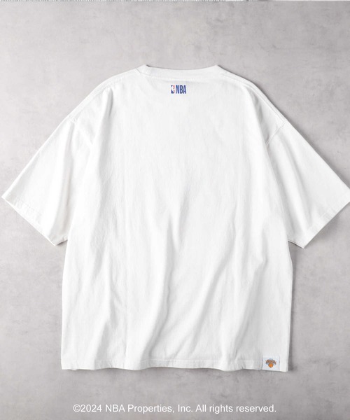 NBA（エヌビーエー）の「【NBA】別注チームロゴTシャツ（Tシャツ/カットソー・メンズ・ホワイト×イエロー/ブルー/グリーン/ベージュ/パープル/グレー/ホワイト/ブラック・M/L/XL）」の12枚目の写真