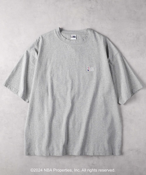 NBA（エヌビーエー）の「【NBA】別注チームロゴTシャツ（Tシャツ/カットソー・メンズ・ホワイト×イエロー/ブルー/グリーン/ベージュ/パープル/グレー/ホワイト/ブラック・M/L/XL）」の19枚目の写真