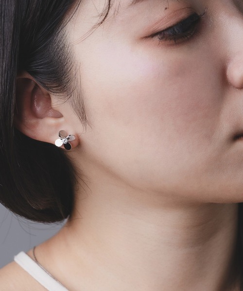 Os accessory(オズアクセサリー)の「【金属アレルギー対応】Os -オズ- タイニーフラワーピアス(ピアス(両耳用)・レディース・シルバー/ゴールド・FREE)」の1枚目の写真