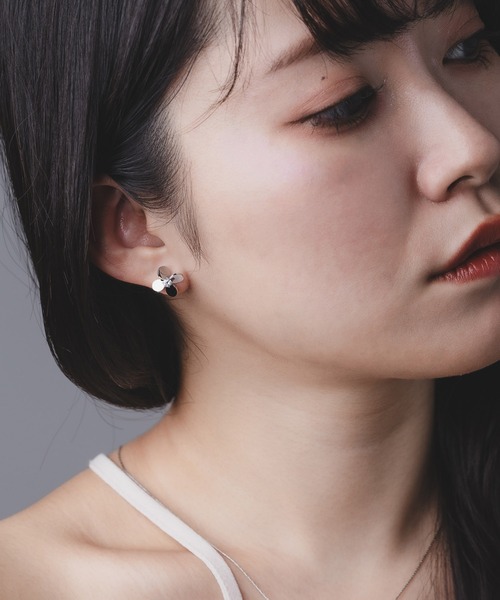 Os accessory(オズアクセサリー)の「【金属アレルギー対応】Os -オズ- タイニーフラワーピアス(ピアス(両耳用)・レディース・シルバー/ゴールド・FREE)」の5枚目の写真