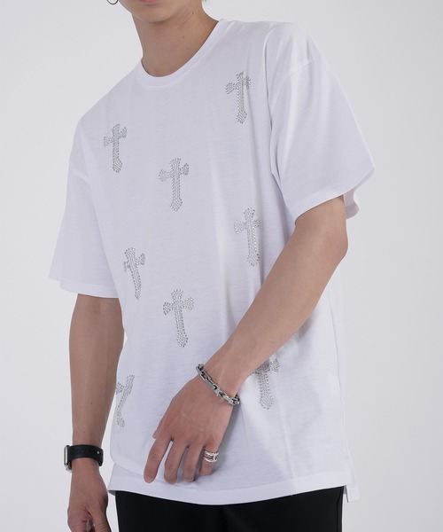 REGIEVO（レジエボ）の「【REGIEVO】 クロスラインストーンTシャツ（Tシャツ/カットソー・メンズ・オフホワイト/ブラック・LARGE/MEDIUM）」の2枚目の写真