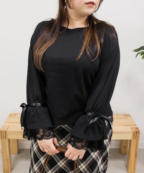 CLETTE(クレット)の「袖レースデザインリブプルオーバー(Tシャツ/カットソー・レディース・オフホワイト/ブラック/グレイッシュベージュ・LL/3L/4L)」の2枚目の写真