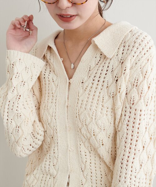 natural couture(ナチュラルクチュール)の「【WEB限定】透かし編み衿付きニットカーデ(カーディガン/ボレロ・レディース・アイボリー/サックスブルー/ブラック・FREE)」の4枚目の写真