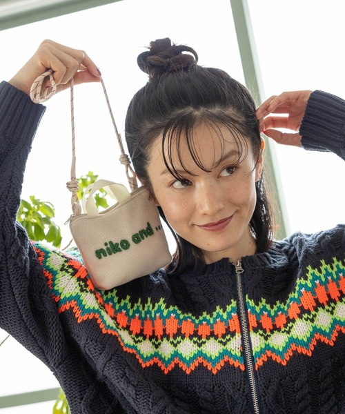 niko and（ニコアンド）の「オリジナルニコロゴフリースネック