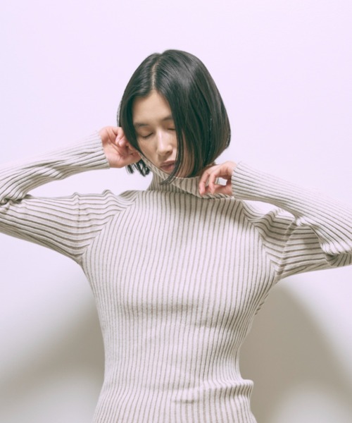EN NEUME(エンノイム)の「Plated Rib Knit(ニット/セーター・レディース・アイボリー/ブラック/グレイッシュベージュ・FREE)」の1枚目の写真