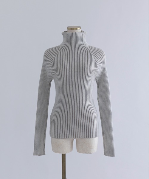 EN NEUME(エンノイム)の「Plated Rib Knit(ニット/セーター・レディース・アイボリー/ブラック/グレイッシュベージュ・FREE)」の13枚目の写真