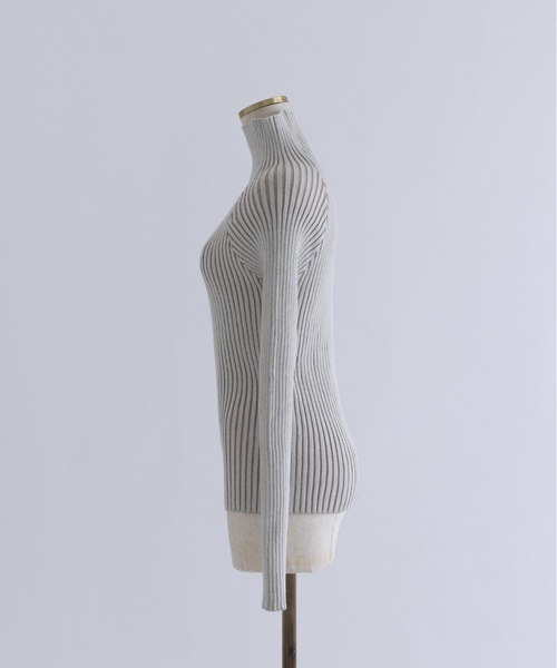 EN NEUME(エンノイム)の「Plated Rib Knit(ニット/セーター・レディース・アイボリー/ブラック/グレイッシュベージュ・FREE)」の15枚目の写真