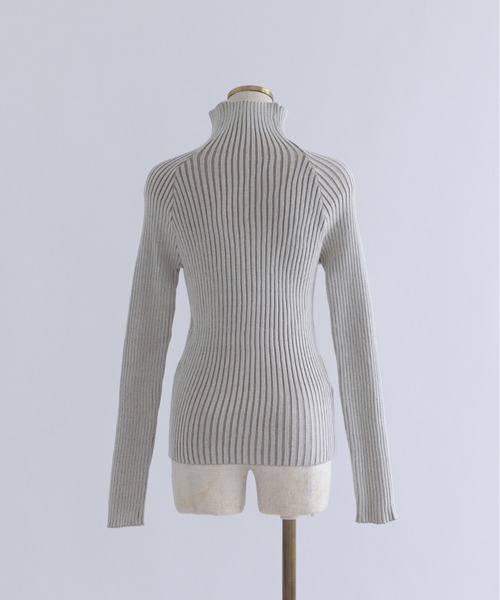 EN NEUME(エンノイム)の「Plated Rib Knit(ニット/セーター・レディース・アイボリー/ブラック/グレイッシュベージュ・FREE)」の16枚目の写真