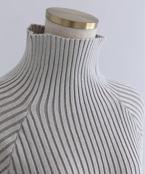 EN NEUME(エンノイム)の「Plated Rib Knit(ニット/セーター・レディース・アイボリー/ブラック/グレイッシュベージュ・FREE)」の19枚目の写真