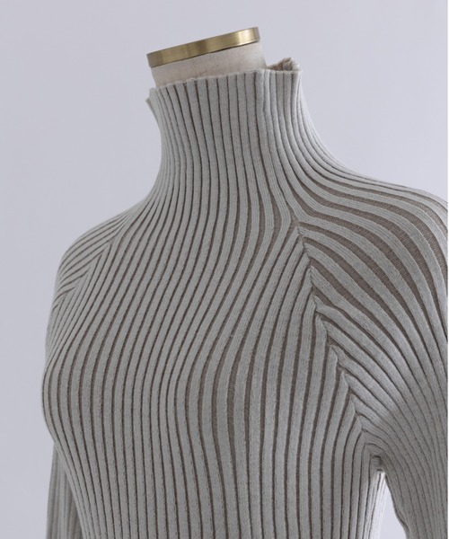 EN NEUME(エンノイム)の「Plated Rib Knit(ニット/セーター・レディース・アイボリー/ブラック/グレイッシュベージュ・FREE)」の17枚目の写真