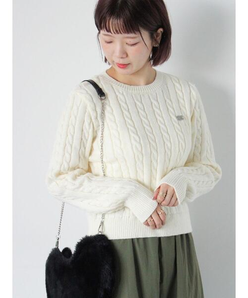 ehka sopo（エヘカソポ）の「プレート付ケーブルニット（ニット/セーター・レディース・キナリ/ピンク/グレー・F）」の2枚目の写真