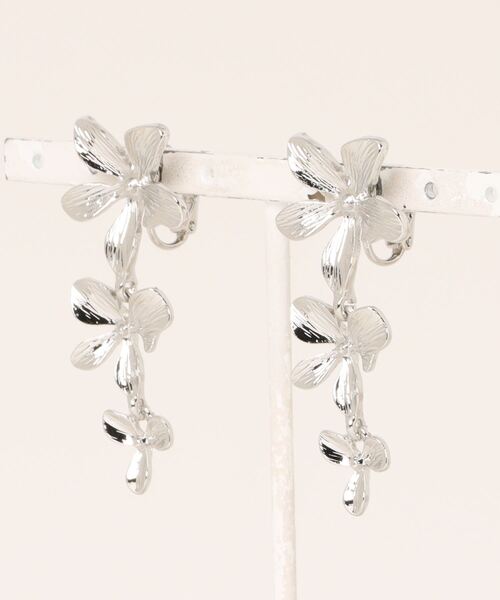 natural couture（ナチュラルクチュール）の「メタルフラワーイヤリング（イヤリング・レディース・シルバー/ゴールド・FREE）」の7枚目の写真