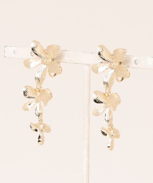 natural couture（ナチュラルクチュール）の「メタルフラワーイヤリング（イヤリング・レディース・シルバー/ゴールド・FREE）」の8枚目の写真