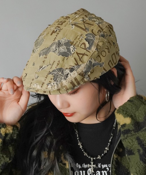 SPINNS（スピンズ）の「ダメージプリント コットンハンチング（ハンチング/ベレー帽・レディース・ベージュ/ブラック・ONESIZE）」の2枚目の写真