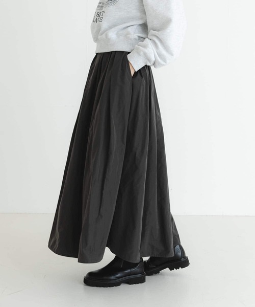 URBAN RESEARCH（アーバンリサーチ）の「メモリータフタボリュームスカート（スカート・レディース・グリーン系その他/ブラック/チャコールグレー・36/38）」の2枚目の写真