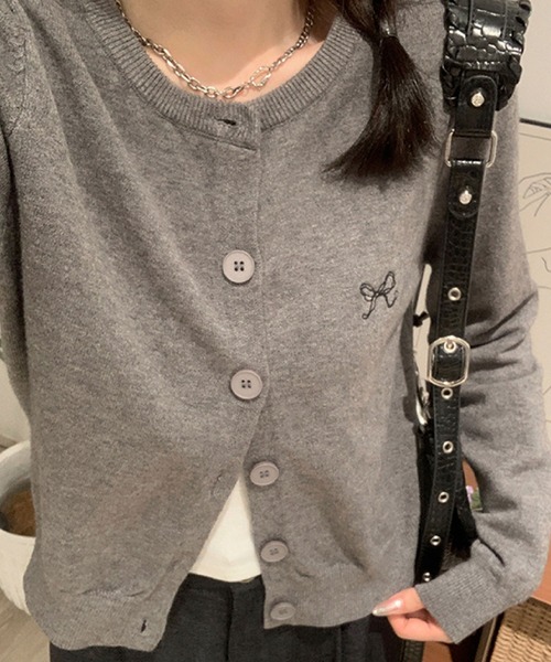 2ly2(トゥーリートゥー)の「シンプルエレガンス♪リボン刺繍入りボタンカーディガン(カーディガン/ボレロ・レディース・グレー/ブラック/ボルドー・FREE)」の14枚目の写真