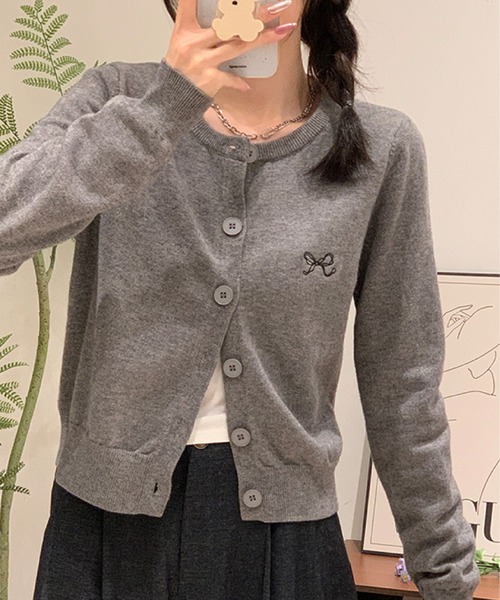 2ly2(トゥーリートゥー)の「シンプルエレガンス♪リボン刺繍入りボタンカーディガン(カーディガン/ボレロ・レディース・グレー/ブラック/ボルドー・FREE)」の13枚目の写真