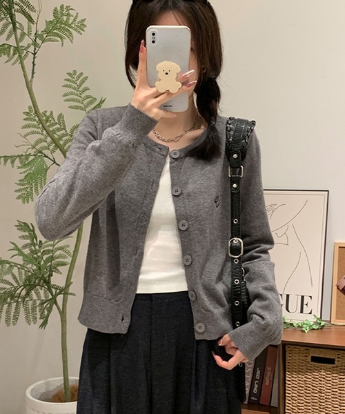 2ly2(トゥーリートゥー)の「シンプルエレガンス♪リボン刺繍入りボタンカーディガン(カーディガン/ボレロ・レディース・グレー/ブラック/ボルドー・FREE)」の11枚目の写真
