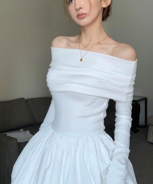 SallyLunn（サリーラン）の「【大人の魅力を引き立てる】オフショルロングスリーブワンピース（ワンピース・レディース・ブラック/ホワイト・MEDIUM/LARGE）」の8枚目の写真