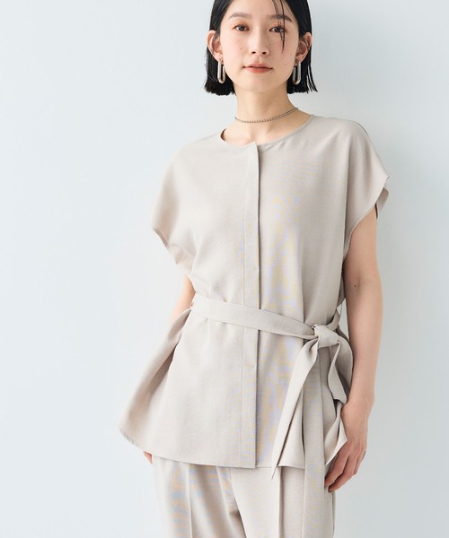 CROSS FUNCTION（クロスファンクション）の「《シワになりにくい》サマナチュラ リネンライクベルト付きフレンチスリーブブラウス【CF/クロスファンクション】（シャツ/ブラウス・レディース・ライトベージュ/チャコールグレー・M/L/LL）」の2枚目の写真