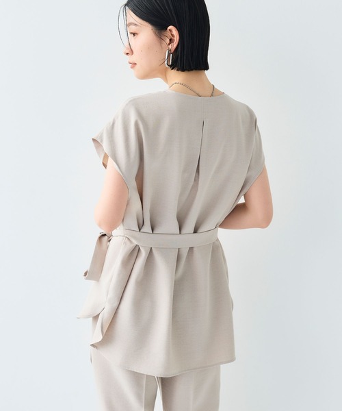 CROSS FUNCTION（クロスファンクション）の「《シワになりにくい》サマナチュラ リネンライクベルト付きフレンチスリーブブラウス【CF/クロスファンクション】（シャツ/ブラウス・レディース・ライトベージュ/チャコールグレー・M/L/LL）」の3枚目の写真