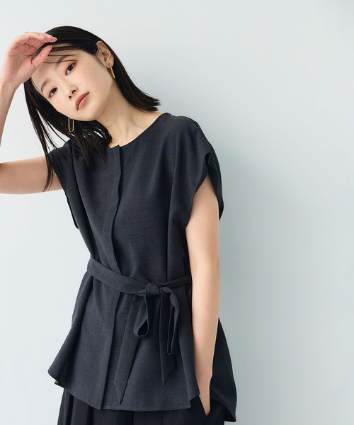 CROSS FUNCTION（クロスファンクション）の「《シワになりにくい》サマナチュラ リネンライクベルト付きフレンチスリーブブラウス【CF/クロスファンクション】（シャツ/ブラウス・レディース・ライトベージュ/チャコールグレー・M/L/LL）」の17枚目の写真