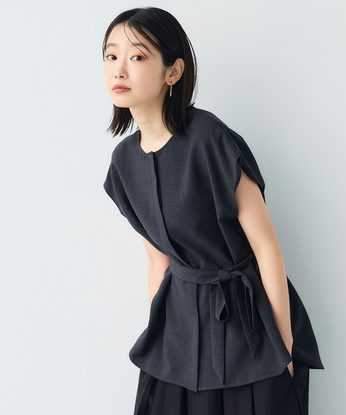 CROSS FUNCTION（クロスファンクション）の「《シワになりにくい》サマナチュラ リネンライクベルト付きフレンチスリーブブラウス【CF/クロスファンクション】（シャツ/ブラウス・レディース・ライトベージュ/チャコールグレー・M/L/LL）」の18枚目の写真