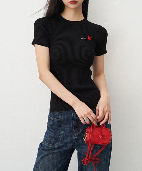 SUWDEE（スーディー）の「embroidery logo rib knit tops（Tシャツ/カットソー・レディース・ホワイト/ブラック・FREE）」の2枚目の写真