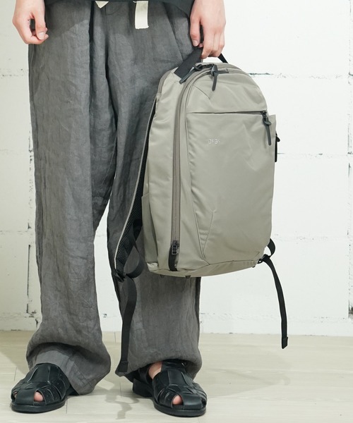 THE MILES(ザ マイルズ)の「DSBK バックパック 高密度ナイロンツイル ダントツ撥水加工 12L 14inch(バックパック/リュック・メンズ・ブラック/グレー・FREE)」の3枚目の写真