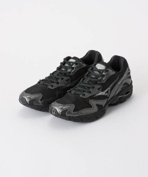 IENA(イエナ)の「MIZUNO/ミズノ Wave Rider 10 スニーカー(スニーカー・レディース・ホワイト/チャコールグレー・23cm/23.5cm/24cm/24.5cm/25cm)」の2枚目の写真