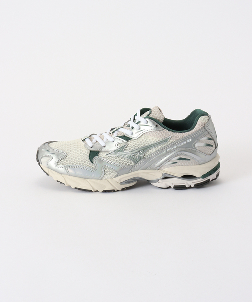 IENA(イエナ)の「MIZUNO/ミズノ Wave Rider 10 スニーカー(スニーカー・レディース・ホワイト/チャコールグレー・23cm/23.5cm/24cm/24.5cm/25cm)」の3枚目の写真