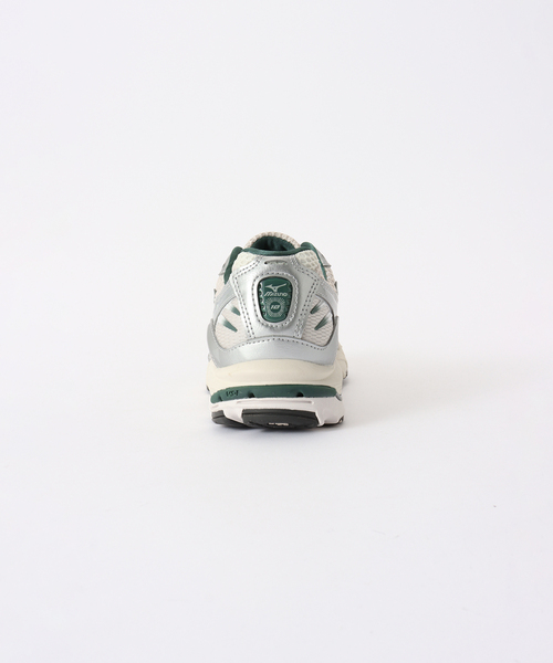 IENA(イエナ)の「MIZUNO/ミズノ Wave Rider 10 スニーカー(スニーカー・レディース・ホワイト/チャコールグレー・23cm/23.5cm/24cm/24.5cm/25cm)」の4枚目の写真