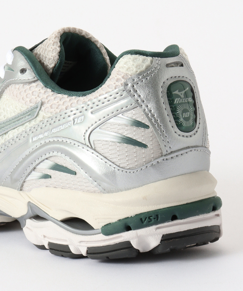 IENA(イエナ)の「MIZUNO/ミズノ Wave Rider 10 スニーカー(スニーカー・レディース・ホワイト/チャコールグレー・23cm/23.5cm/24cm/24.5cm/25cm)」の6枚目の写真